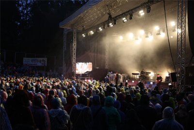 5000 Johannes-Oerding-Fans trotzen dem Regen beim Konzertabend auf der Freilichtbühne Zwickau - Großer Andrang bei Johannes Oerding auf der Freilichtbühne Zwickau. Der Stehplatzbereich vor der Bühne hatte sich bereits bei der Vorband Julien le Play ordentlich gefüllt.