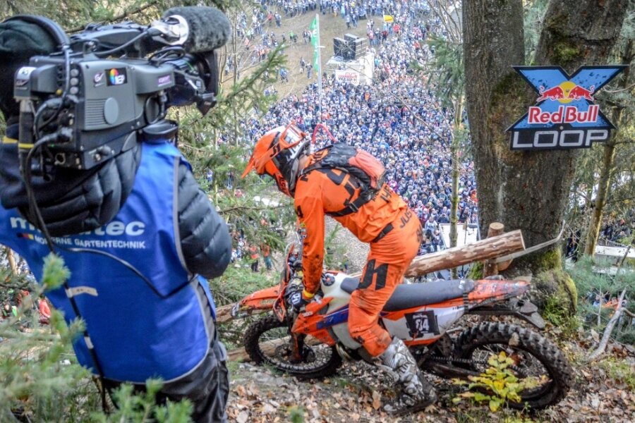 5000 Zuschauer waren zum Getzen-Rodeo in Grießbach zugelassen. Es ist ein Kräftemessen der weltbesten Extrem-Motorradgeländefahrer. Im Bild: der Italiener Michele Bosi.