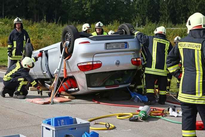 51-Jährige bei Unfall auf A4 bei Wüstenbrand in VW eingeklemmt - 