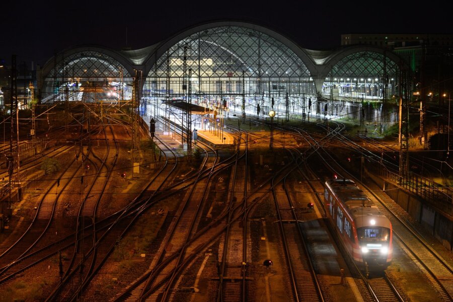 51-Jähriger nach Unfall am Hauptbahnhof gestorben - Ein Zug Deutschen Bahn (DB) steht am Hauptbahnhof Dresden auf einem Gleis.