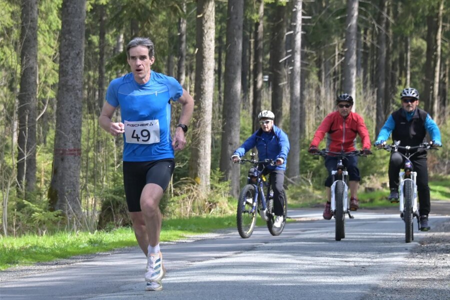 51. Rennsteiglauf: Vogtländer Thomas Ungethüm siegt auf Supermarathonstrecke - Thomas Ungethüm (links) vom VfB Lengenfeld siegte auf der Supermarathonstrecke über 73,9 Kilometer.