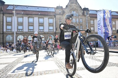Los geht’s: Mountainbike-Profi Lukas Knopf beim Start seiner City-Tour mit jungen BMX- und Dirtbike-Fahrern zur Kulturhauptstadt-Sportparty am Sonntag auf dem Theaterplatz.