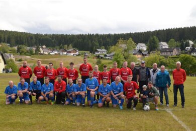 Jung gegen Alt, Rot gegen Blau: Am Freitagabend wurde in Carlsfeld die Dorfmeisterschaft zwischen den Alten Herren des SVC und dem Jugendclub ausgetragen.