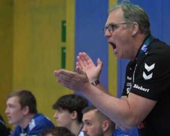 Klatschend, schreiend, springend - Gestik und Mimik von René Jahn fuhren im Heimspiel gegen Lübeck Achterbahn. Das Urgestein des Auer Handballs übernahm in dieser wichtigen Partie einmalig das Traineramt. 