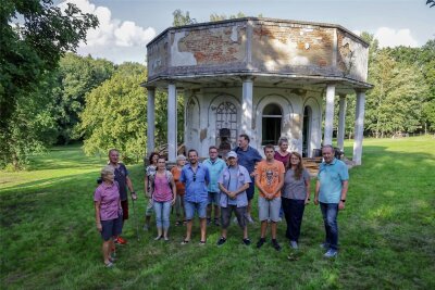 FDP-Stadtrat Mario Müller (rechts im Bild) ist einer der Wortführer der Lichtensteiner Naturbad-Initiative. Das Foto entstand beim ersten Vor-Ort-Treffen der Initiative im August.