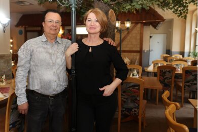 Für Helmut und Svitlana Fichtner ist die letzte Woche im „Schnitzelparadies“ angebrochen. Nach bald 25 Jahren in Zwickau übergeben sie die Gaststätte an René Thieme aus Gera, der sie als „Schnitzelschmiede“ weiterführen will.