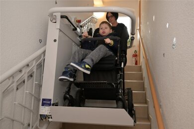 Katja Siegel und ihr achtjähriger Sohn Kurt. Der neu eingebaute Treppenlift ist eine großere Erleichterung im Alltag der beiden.