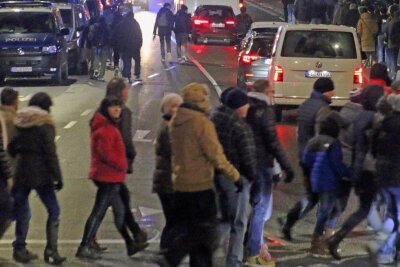 Auch am 6. Dezember 2021 waren hunderte "Montagsspaziergänger" durch Freiberg gezogen - das Bild entstand an der Hornstraße -, um gegen die Coronapolitik von Bund und Freistaat zu demonstrieren. 
