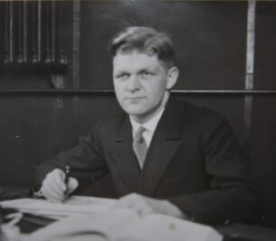Kurt Frank in den 1930er Jahren am Schreibtisch. Die Ungewissheit über sein Schicksal beginnt im Oktober 1951, als er verhaftet wird. 1957 erfährt die Familie ohne nähere Angaben von seinem Tod.