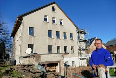 Im Borstendorfer Haus wartet auf Sven Dolge viel Arbeit. Als erstes soll im Januar mit dem Abriss des Anbaus (rechts) begonnen werden.