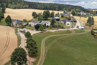 Etwa zwei Monate müssen sich Anwohner der Treuener Straße in Schönau noch mit erschwertem Zugang zu den Grundstücken arrangieren. Im September sollen die Arbeiten beendet werden. 