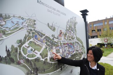 Mandy Reinhardt von der Touristinformation Bad Elster zeigt den neuen Orientierungsplan der Königlichen Anlagen Bad Elster.