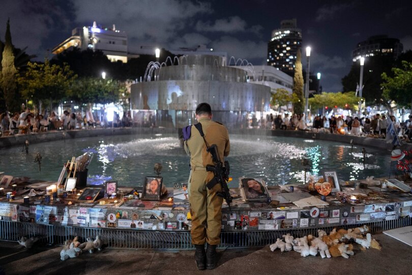 Ein israelischer Soldat erweist den Opfern des Hamas-Angriffs vom 7. Oktober am Vorabend des jährlichen israelischen Gedenktags für gefallene Soldaten und Opfer nationalistischer Angriffe die Ehre.