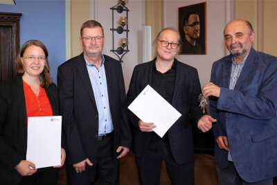 Der scheidende Schulleiter Dr. Werner Löser (r.) übergab im Beisein seines ebenfalls in den Ruhestand gehenden Stellvertreters André Ullmann (2. v. l.) den Gymnasiumsschlüsselbund an den neuen Schulleiter Dr. Donat Schmidt und dessen Stellvertreterin Cornelia Krauß (l.).