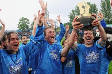 Pokal- und Derbysieger 2010: Chris Löwe, Kevin Hampf und Jörg Emmerich besiegten mit dem CFC im Finale des Landespokals den FC Erzgebirge Aue mit 3:2. Es war das letzte Aufeinandertreffen im Pokal bislang. 