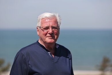 Wolfgang Seguin, Siegtorschütze im Europapokalfinale 1974, steht während eines Treffens von DDR-WM-Teilnehmern 1974 zum 50-jährigen Jubiläum auf der Terrasse vom Strandhotel Fischland.