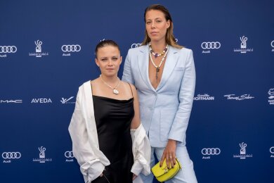 Jasna Fritzi Bauer (l) und Katharina Zorn bei der Verleihung des Deutschen Schauspielpreises 2022.