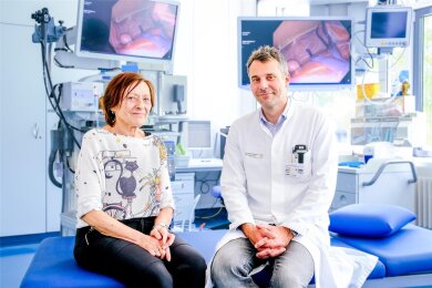 Alles gut verlaufen: Darmkrebs-Patientin Marita Grellmann aus Meißen bei der Nachkontrolle mit Chirurg Professor Dr. Marius Distler am Uniklinikum Dresden.