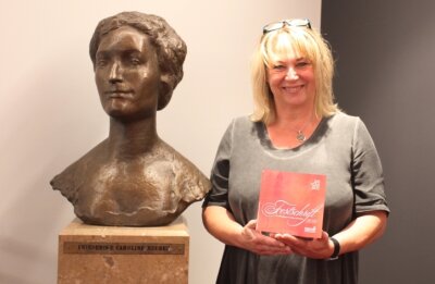 Claudia Kuntze neben der Neuberin-Büste im Foyerbereich. 