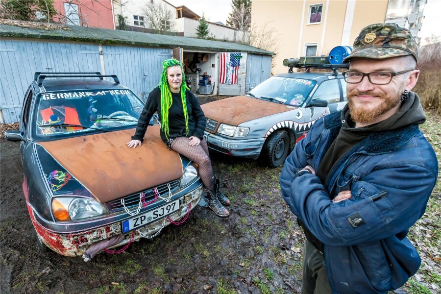 Timmy Jost hat seinen Audi in ein „Rattenauto“ verwandelt. Freundin Sarah-Jane Kuse sitzt auf ihrem „Ratten-Fiesta“.