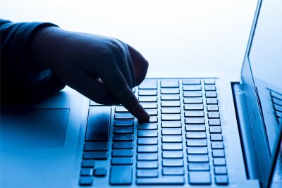 Auerbach lässt jetzt alle elektronischen Geräte auf Sicherheit prüfen - auch Laptops.