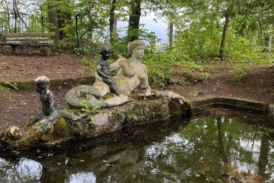Die Figurengruppe am sogenannten Nixenteich ist nicht mehr komplett. Früher hatte die Nixe auch rechts von sich zwei Jünglinge sitzen. Das Wasserbassin gehört zum Saupersdorfer Park.