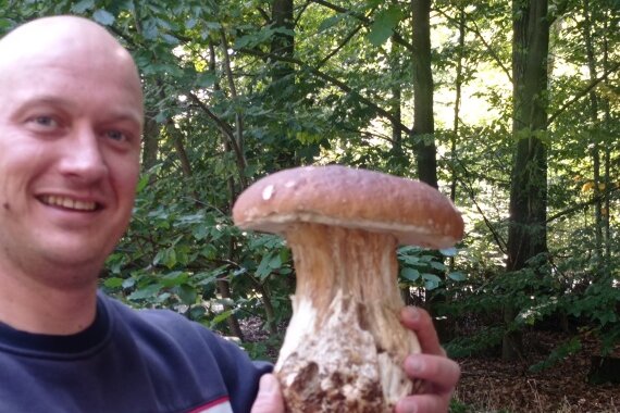Glückspilz: Stefan Koch aus Weißenborn mit seinem über zwei Kilogramm schweren Steinpilz aus dem Tharandter Wald. 