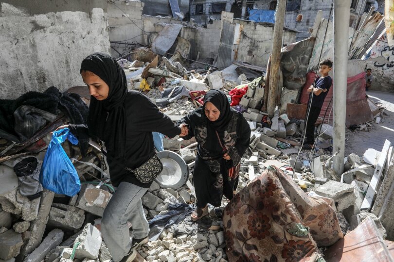 Bilder der Verwüstung: Zwei Palästinenserinnen gehen durch die Trümmer, die ein israelischer Luftangriff hinterlassen hat. Bei dem Angriff kamen mindestens zehn Menschen ums Leben.