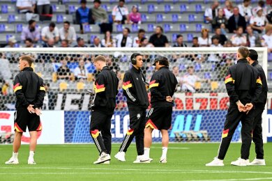 Die deutschen Nationalspieler begutachten vor dem Spiel den Münchner Rasen.