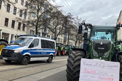 Traktoren blockieren eine Straße in Magdeburg. Der Protest fand am Rande einer Veranstaltung mit Grünen-Parteichefin Lang statt.