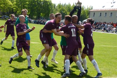 Die Spieler des BSV Irfersgrün feiern den Einzug ins Pokalfinale und dürfen nach dem bereits feststehenden Aufstieg weiter vom vogtländischen Double träumen.