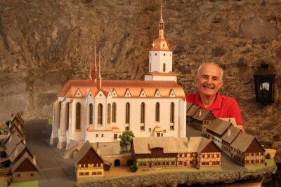 Die Kirche in der Kirche: Dieter Fiedler mit seinem Modell der St. Annenkirche im Turm der echten Kirche.