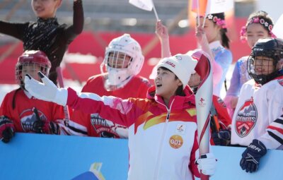 Shorttrackerin Wang Meng, als vierfache Olympiasiegerin der Winterspiele in Turin (2006) und Vancouver (2010) erfolgreichste weibliche Athletin der Disziplin, beim Fackellauf im Olympiapark von Peking. 
