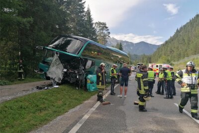 Der Reisebus aus Niederwiesa wurde bei dem Zusammenprall mit dem Pkw im Frontbereich stark beschädigt.