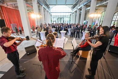 Mit Gästen aus Politik und Wirtschaft wurde die Schlüsselübergabe der Hartmannfabrik an die Kulturhauptstadt gGmbH gefeiert.