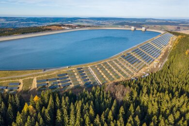 Diese Luftaufnahme vom Oberbecken Markersbach aus dem Jahr 2018 zeigt die Photovoltaikanlage, die da noch im Bau war.