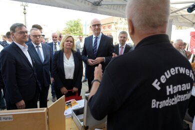 Bundesinnenministerin Nancy Faeser (l.) informiert sich am Stand der Feuerwehr Hanau während ihres Besuchs beim "Tag des Bevölkerungsschutzes" in Potsdam.