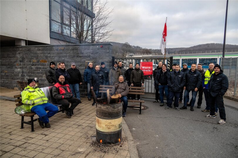 Beschäftigte der Regionalverkehr Erzgebirge GmbH streikten vor dem Firmengelände in Aue.