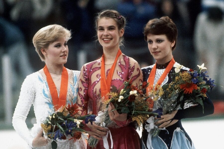 Katarina Witt (M.) gewann vor der Amerikanerin Rosalynn Sumners (r.) und Kira Iwanowa (UdSSR). 