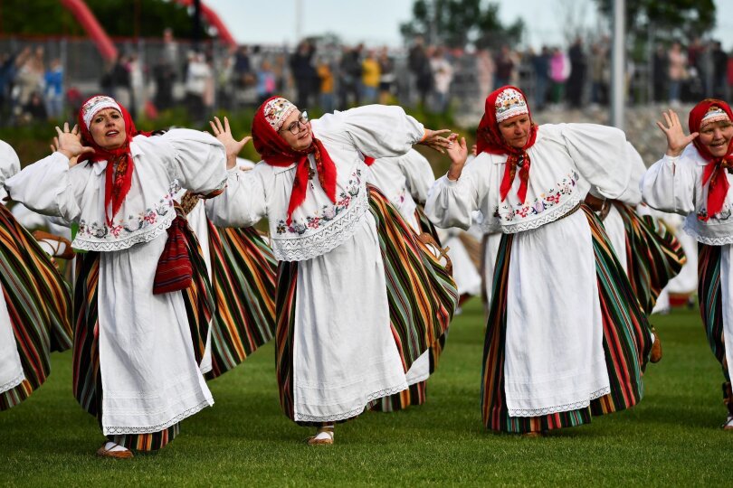 Menschen in traditionellen estnischen Volkstrachten nehmen an einem Tanzfest in der Stadt Johvi im Nordosten des Landes teil.