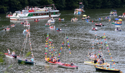 5300 Besucher beim Talsperrenfest Kriebstein - Die Bootsparade, hier am Wappenfelsen in Lauenhain, gehört schon zur Tradition beim Talsperrenfest Kriebstein