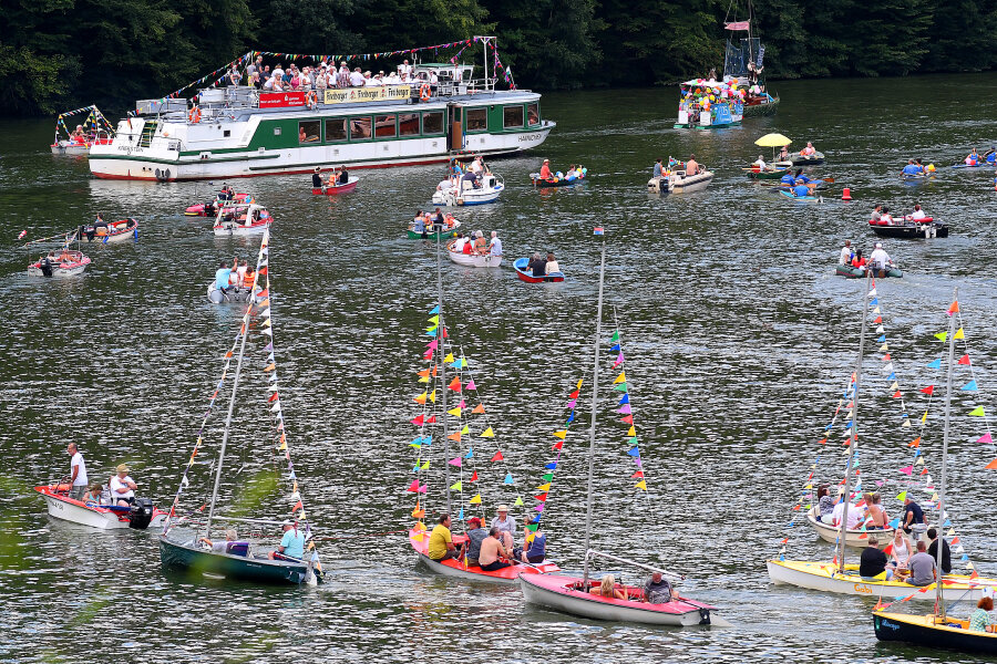5300 Besucher beim Talsperrenfest Kriebstein - Die Bootsparade, hier am Wappenfelsen in Lauenhain, gehört schon zur Tradition beim Talsperrenfest Kriebstein