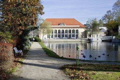 Ein Wahrzeichen von Bad Brambach ist die vor 90 Jahren erbaute Festhalle am Kurpark - bis heute wichtige Veranstaltungsstätte und am 9. Juni auch das einzige Wahllokal der Gemeinde für die Kommunal- und Europawahl.
