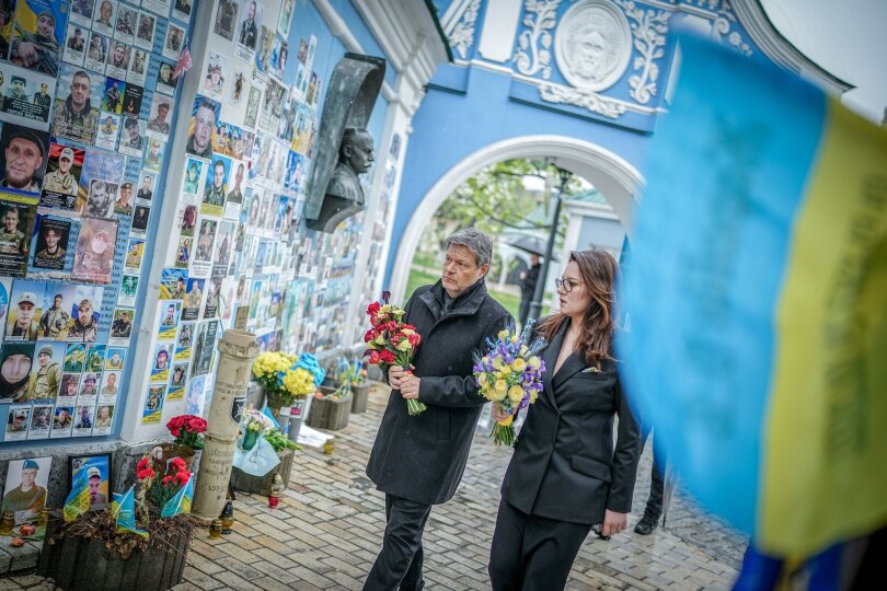 Wirtschaftsminister Robert Habeck besucht Kiew. An der Gedenkmauer für die im Krieg gefallenen Soldaten legt er Blumen nieder. Begleitet wird der Minister von Julija Swyrydenko, Erste Stellvertretende Premierministerin und Wirtschaftsministerin der Ukraine.
