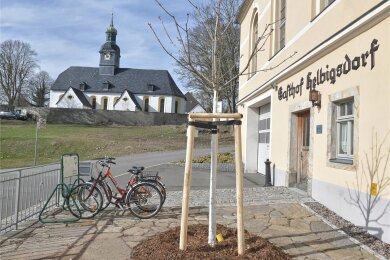Helbigsdorf bereitet sich auf die Festwoche zum 700-jährigen Bestehen des Ortes im Juli vor. Im Bild der Gasthof mit der neu gepflanzten Rosskastanie.