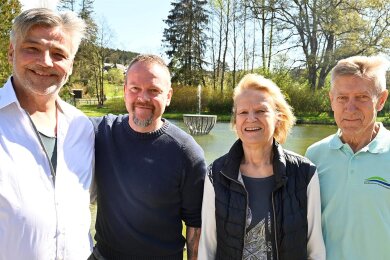 Enthüllt wurde die Fontäne vom Vorstand des Fördervereins mit Dieter Lorenz, Andrea Kern, Mike Ahnert und Detlef Schlott (von rechts).