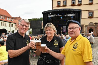 Beim Peniger Brauverein, im Bild Thomas Eulenberger, Carolin Schneider-Delau und Wolfgang Winter (v.li.) gab es ein extra Festbier zum Stadtfest.