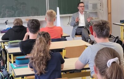 Tino Obst hat sein Bürgermeisteramt für eine Schulstunde ruhen lassen und sich sozusagen als Lehrer vor die Klasse gesetzt. Das spezielle Unterrichtsfach "Kommunalpolitik" war natürlich passend. 