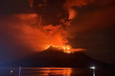Lava glüht im Krater des Vulkans Ruang auf den Sanguine-Inseln in Indonesien.