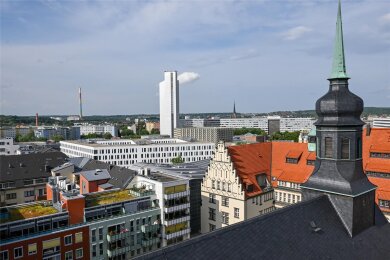 Blick über die Dächer der Chemnitzer Innenstadt vom Turm des Alten Rathauses. Ein aktualisiertes Stadtentwicklungskonzept beschreibt, wie sich die Stadt bis 2035 ihren Zukunftsaufgaben stellen will.